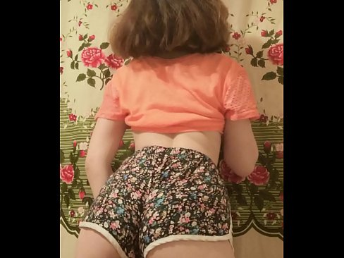 ❤️ Nwa ọhụrụ sexy na-eyipụ uwe mkpirisi ya na igwefoto ️❌ Mmekọahụ ️❤